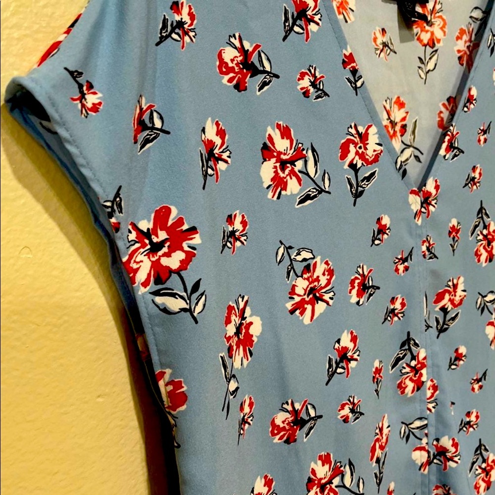 Hilary Radley Top Blue with floral print size small. NEW NO TAGS